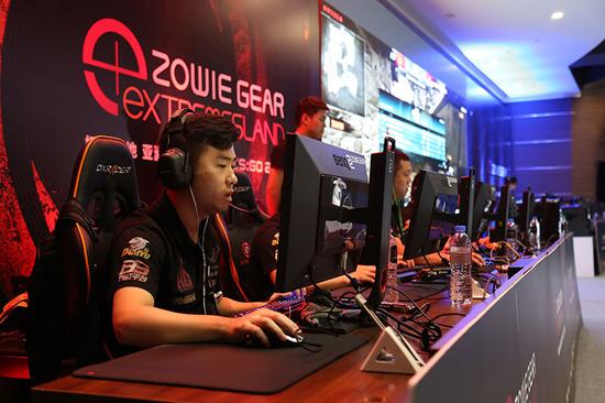 边后卫内收 边后卫内收